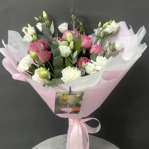 Букет из эустомы ,диантуса и кустовой Пионовидные розы