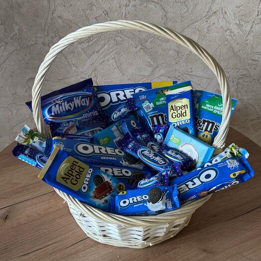 Подарочная корзинка "Сладкий микс: от Oreo до M M s"