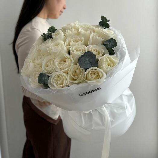 Букет "25 белых роз с эвкалиптом"
