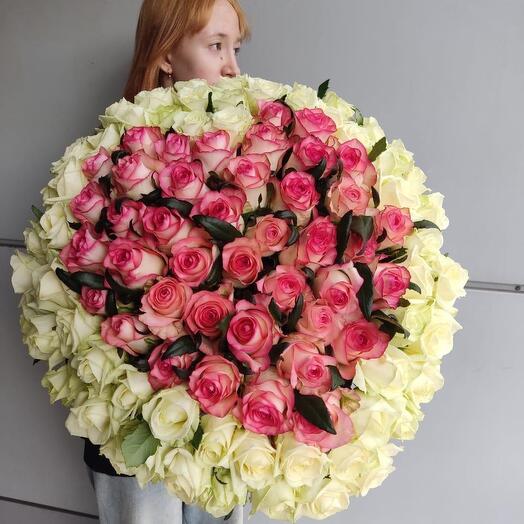 Букет из белых и розовых роз