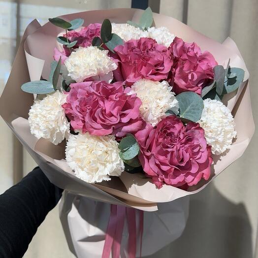 Букет из пионовидной розы с диантусами и эвкалиптом