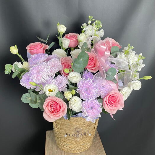 Корзина с цветами нежная