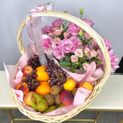Корзина с фруктами и цветами