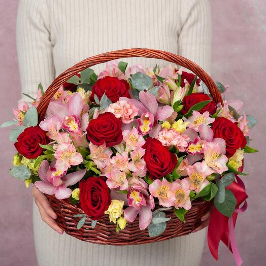 Корзина с красными розами и орхидеями