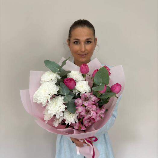 Букет из нежной хризантемы и кустовой розы