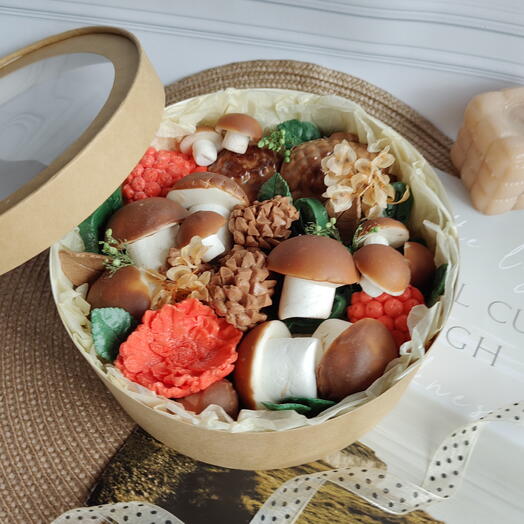 Коробочка с зефирными грибами, шишками и цветами