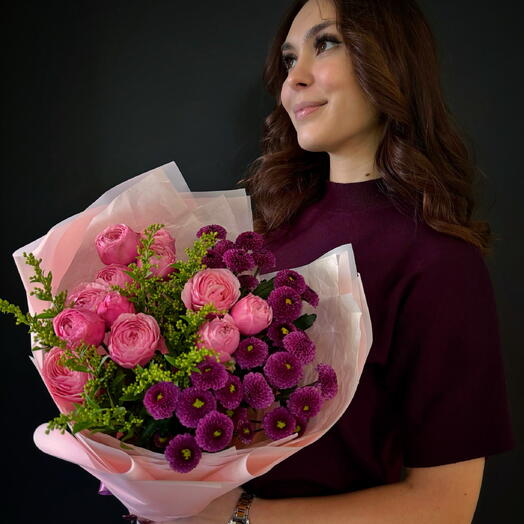 Букет «Кокетка» (кустовая пионовидная Роза и кустовая хризантема Сантини)