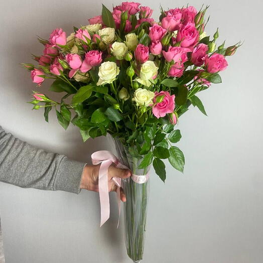 Кустовые розы в зонте