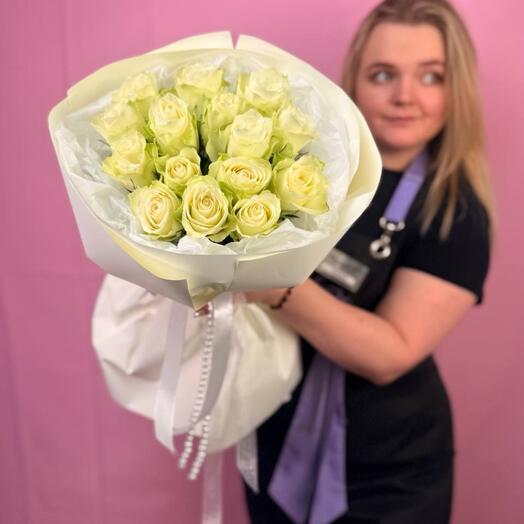 Букет белых красивых роз