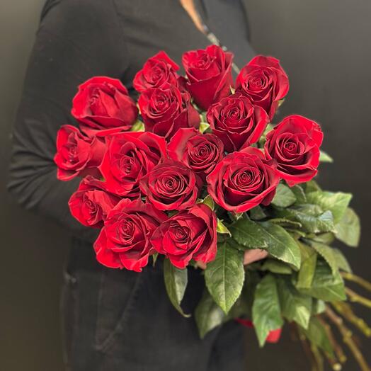 15 красных роз 🌹