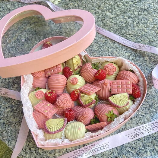 Розовый бокс с клубникой в шоколаде