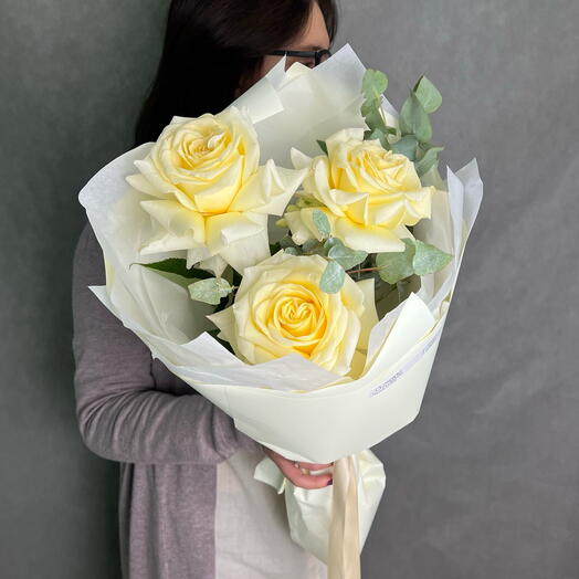 Лимонное утро — букет с пионовидными розами и эвкалиптом