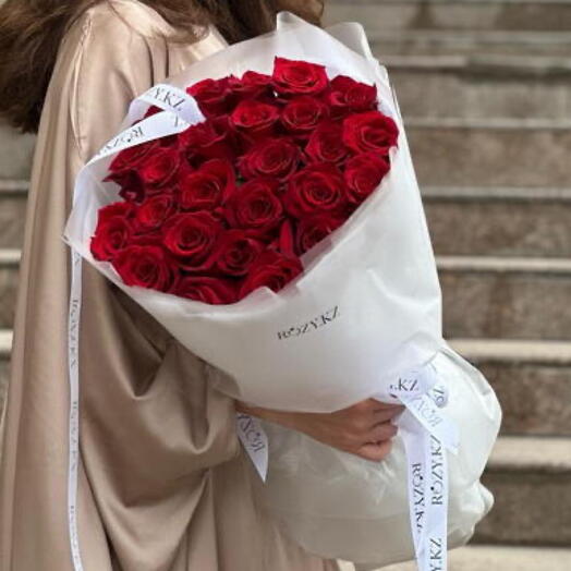 Шикарный букет 25 красных роз