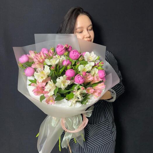 Сборный букет с кустовой пионовидной розой и альстромерией «градус повышен»