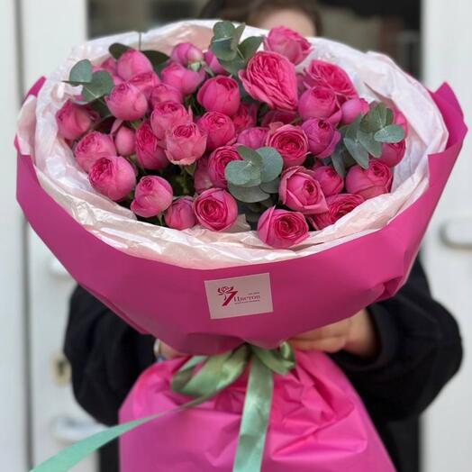 Букет из 9 кустовых роз и эвкалипта