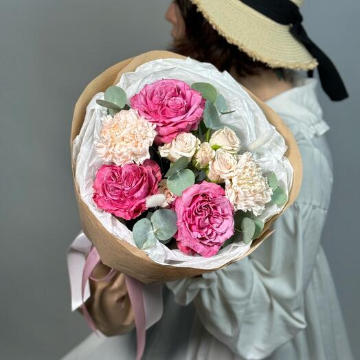 Bouquet with peony-shaped Country roses and beige dianthus