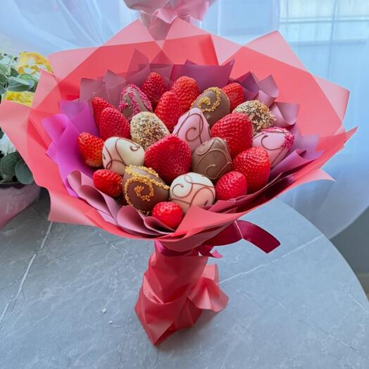 Клубничное яркое чудо 🥰