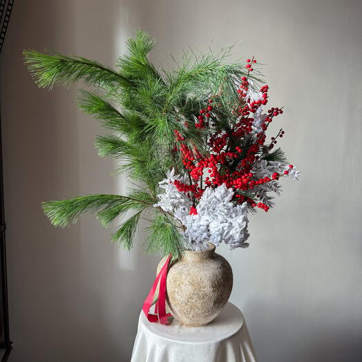 Композиция зимняя с хвоей и ягодами для интерьера