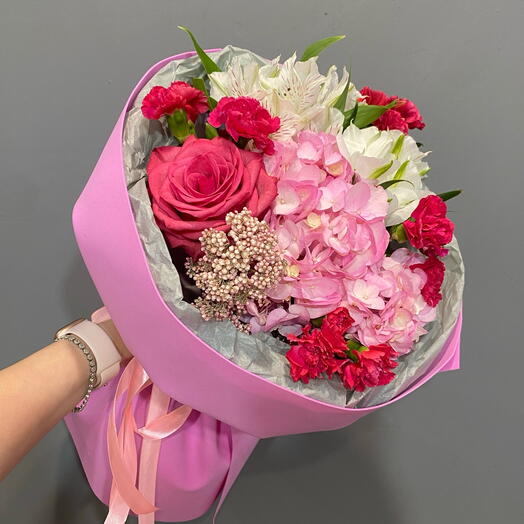 Букет из гортензии, розы, кустовых диантусов, альстромерии и озотамнуса