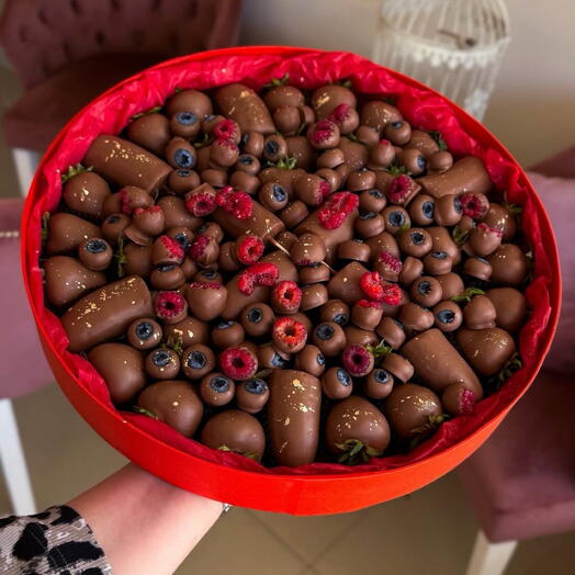 Клубника ,малина,голубика и банан в шоколаде «Chocolate mood»