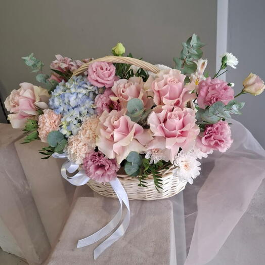 Композиция «Любовь» Большая Корзина с нежными цветами