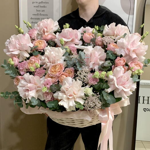 Роскошная корзина «Фантазия» с французскими и кустовыми пионовидными розами, эустомой, эвкалиптом🌸