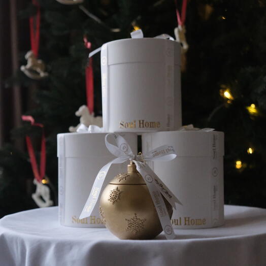 Новогодняя свеча-шар с ароматом «Цитрус, пряности и хвоя»