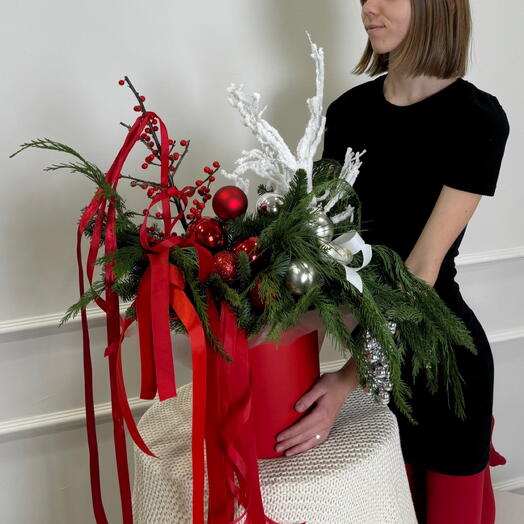 Прекрасная композиция на новый год с декоративными шариками, илексом и хвойными ветками