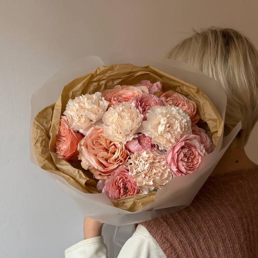 Букет из роз, гвоздик и эвкалипта «Абрикосовый пирог»