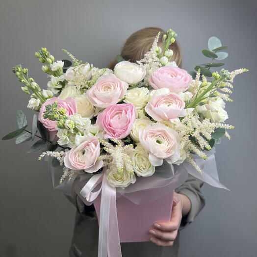 Коробка с бомбическими ранункулюсами и маттиолой с эвкалиптом