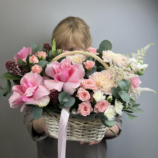Нежная корзина с французскими розами и диантусами