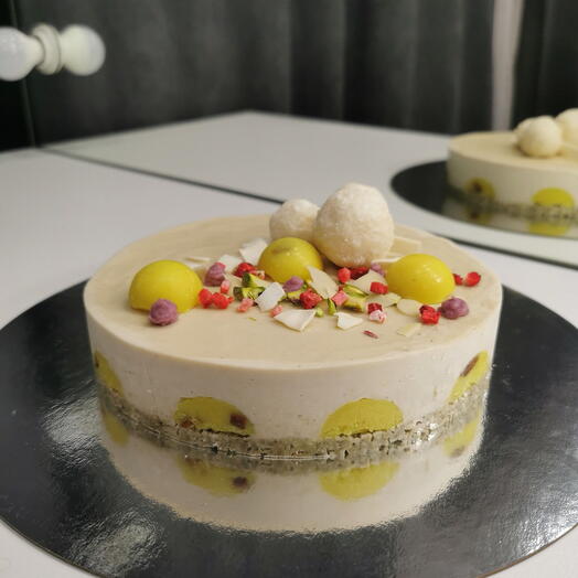 Raw-vegan торт без сахара, глютена и лактозы кокос и манго с начинкой внутри