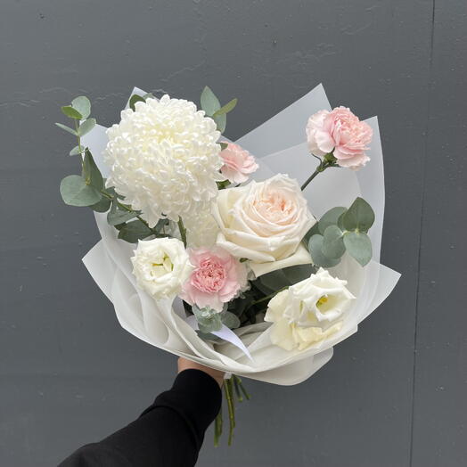 Нежный букет с ароматной розой