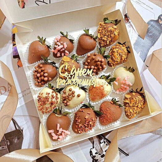 Клубника в бельгийском шоколаде с топпером С ДНЕМ РОЖДЕНИЯ 🎁 🍾