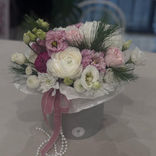 Коробочка с ранункулюсом и эустомой