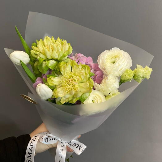 Авторский  букет с тюльпанами , ранункулюсами и розой Вегги
