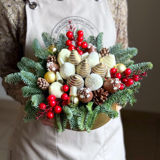 Букет из клубники в шоколаде с еловыми ветками в шляпной коробке