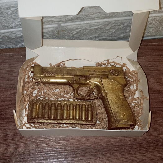 Шоколадный пистолет с патронами