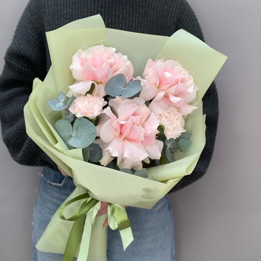 Букет роз и гвоздик с эвкалиптом