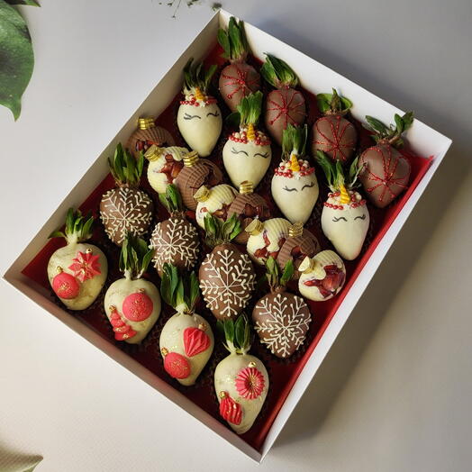 Новогодний бокс с клубникой и гранатом в шоколаде