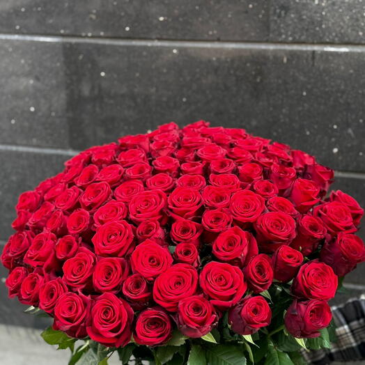 Красные розы Red Naomi 101шт