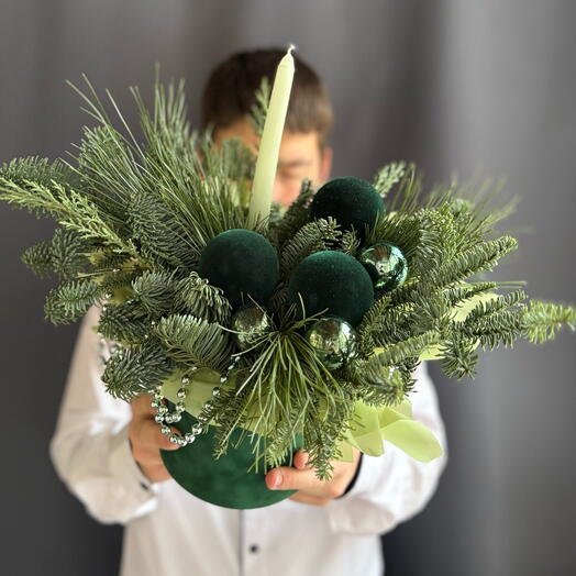 Хвойная новогодняя композиция в зеленом бархате