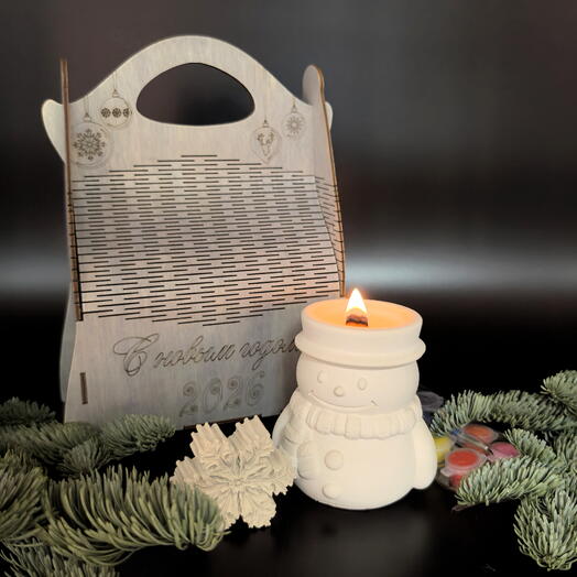 Подарочный набор со свечой «Снеговик», красками для росписи и арома-саше в деревянной сумочке-сундучке