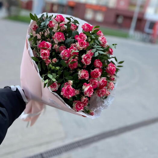 Букет из ярких кустовых роз