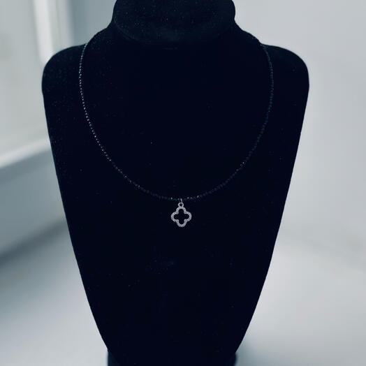 Чокер с подвеской клевер