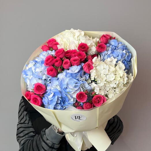 Шикарный букет из гортензии и кустовой розы