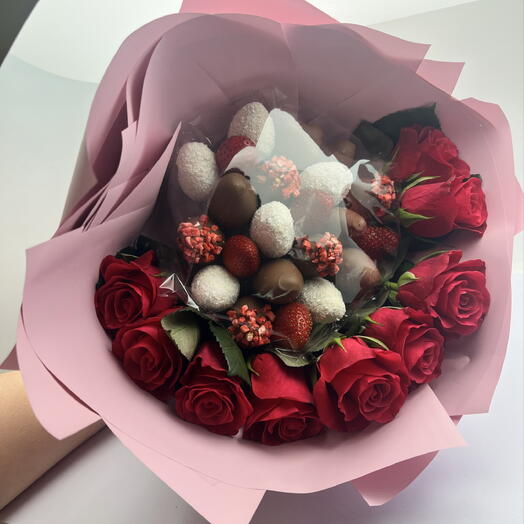 Букет из клубники в шоколаде и роз «Для Моей Любимой!»