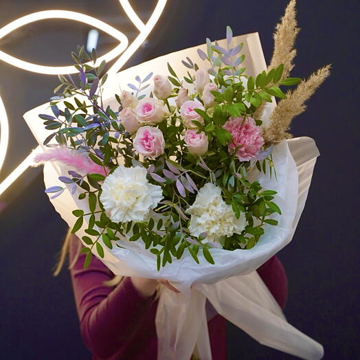 Букет полевой с кустовой розой и зеленью фисташки , в композиции с сухоцветами и стойкими гвоздиками