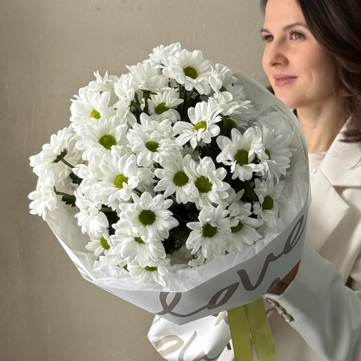 Букет из ромашковой хризантемы в упаковке Love М110