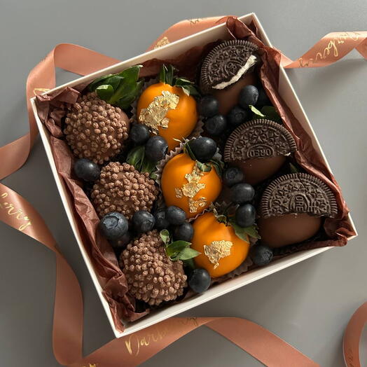 Подарочный бокс клубники с OREO и голубикой 9 шт